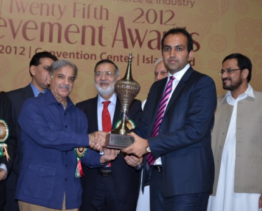 chaudhry faisal mushtaq recieving award