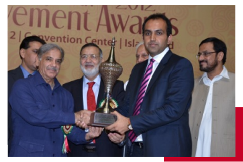 chaudhry faisal mushtaq getting award
