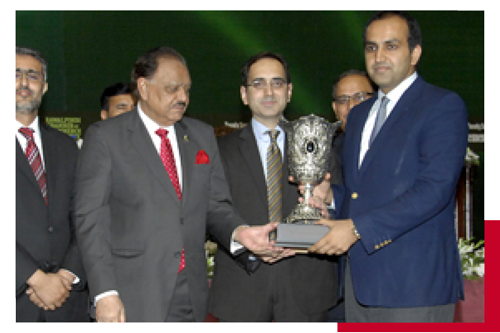 chaudhry faisal mushtaq getting award from Mamoon Hussain
